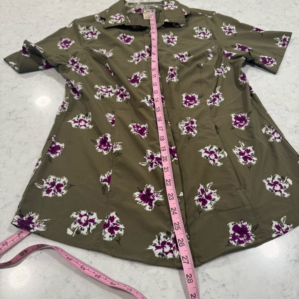 Duluth Trading Co Floral Vented Button Up Short Sleeve Army Green White Blouse - Picture 12 of 12
